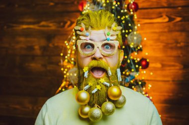 Mücevherli sakal. Berber dükkanındaki Noel Baba. Modern Noel Baba için Noel stili.