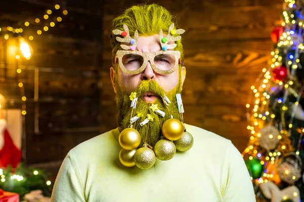 Noel ya da yeni yıl berber dükkanı konsepti. Mücevherli sakal. Berber dükkanındaki Noel Baba. Hippi komik Noel Baba evde. Yeni yıl kıyafetleri. Komik Noel Baba. — Stok fotoğraf