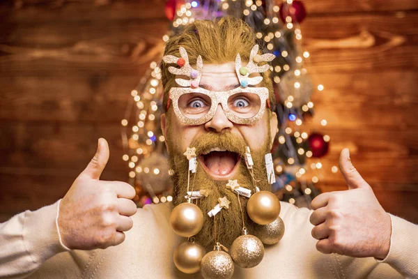 Feliz invierno. Santa graciosa. La preparación navideña - el hombre que celebra un Nuevo Año. Ropa de moda de año nuevo. Tema Navidad vacaciones e invierno año nuevo. —  Fotos de Stock