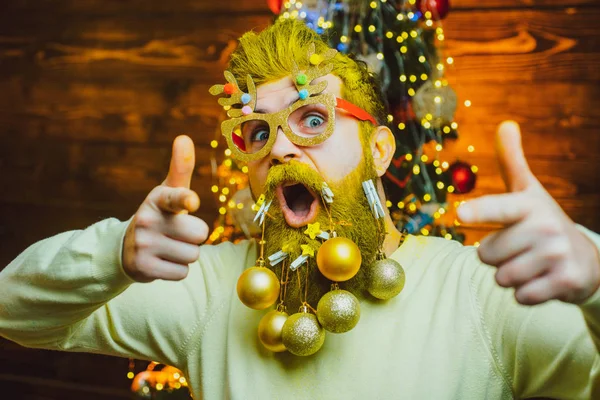 Grappige Kerstman. Kerstvoorbereiding - man viert Nieuwjaar. Nieuwjaarskleding. Thema Kerstvakantie en winter nieuwjaar. Gelukkige wintertijd. — Stockfoto