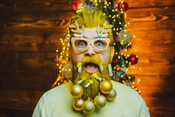 Barba con chuchería. Santa en la barbería. Estilo de Navidad para Papá Noel moderno. — Foto de Stock