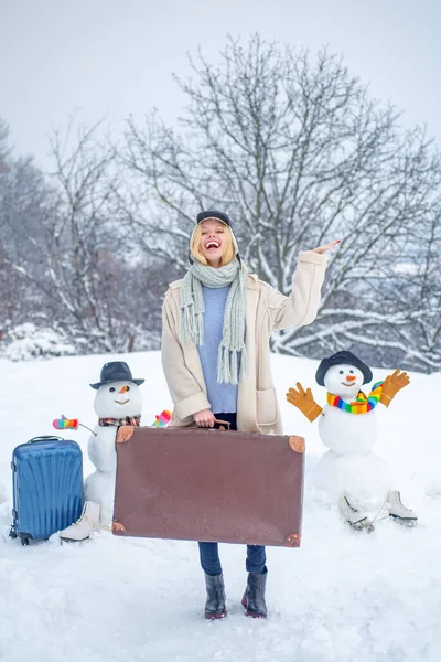 Chica con maleta. Winter World Travel. Planificación de vacaciones de invierno. Viajando entre el impresionante paisaje de invierno. Retrato de mujer aventura en el estado de ánimo de invierno . — Foto de Stock