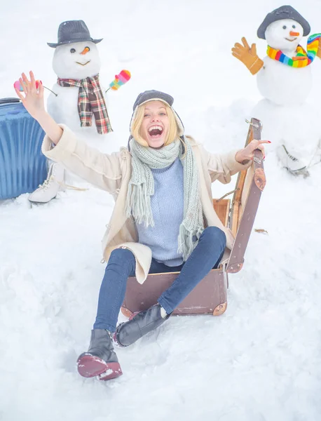 Portrait of adventure woman in winter mood. Winter holiday trip concept. Woman with suitcase. Sleigh suitcase. — Stock Photo, Image