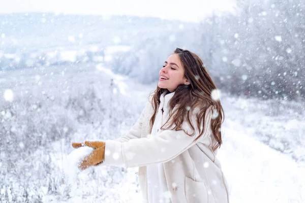 Femme dans la neige. Jeu de boule de neige. Jouer avec la neige et s'amuser dans le parc d'hiver. Activité fille souriante en voyage d'hiver. Jeu de boule de neige en vacances d'hiver. Profiter du temps et de la neige . — Photo