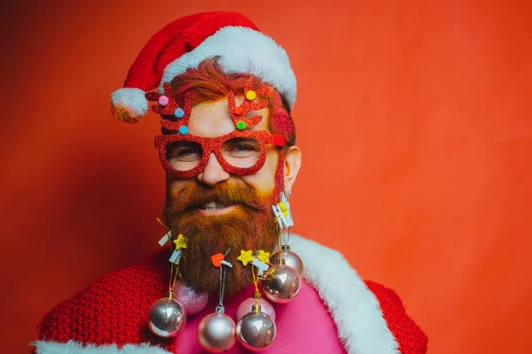 Kerstmensen vieren Nieuwjaar. baard moderne kerstman in kerst portret van een kerstman op rode achtergrond geïsoleerd. — Stockfoto