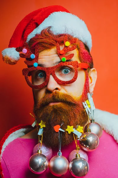 Baard Kerstman - close-up portret. Baard met kerstversiering. Grappige kerstman wenst u een vrolijk kerstfeest. — Stockfoto