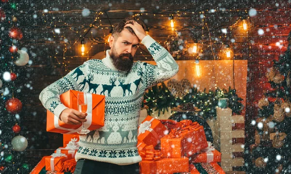 Homme de Noël dans la neige. Le Père Noël souhaite joyeux Noël. Mauvais père Noël en chapeau de père Noël. Homme coiffant avec une longue barbe posant sur le fond en bois. Bonne année. Cadeau cadeau Père Noël . — Photo