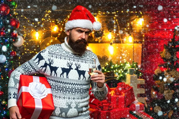 Vánoční muž ve sněhu. Nový rok vánoční koncept. Santa Claus přeje veselé Vánoce. Den díkůvzdání a Vánoce. — Stock fotografie