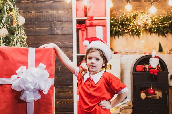 Концепция новогодних и рождественских детей. Счастливый ребенок держит большую красную подарочную коробку. С Новым годом . — стоковое фото
