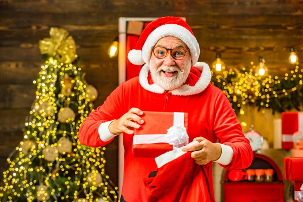 Šťastný nový rok. Santa přeje veselé Vánoce. Holly vesele prodává Vánoce a Noela. Vousatý moderní Santa Claus. — Stock fotografie