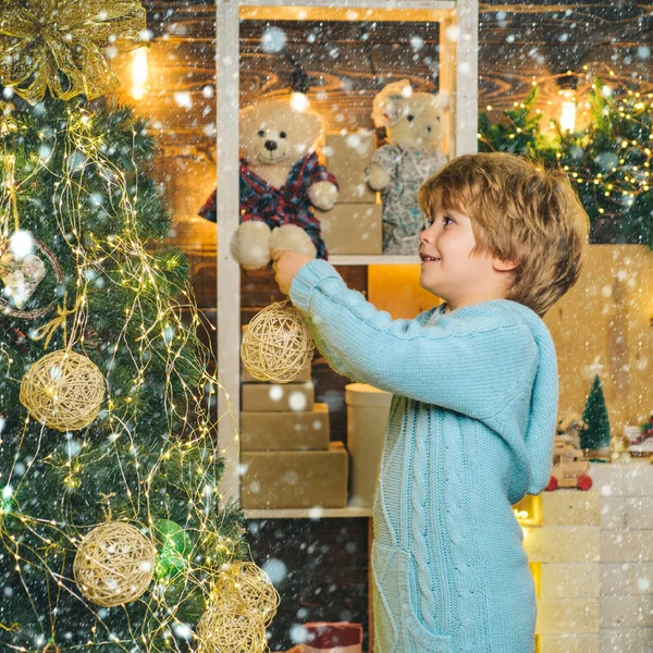 雪の中のクリスマスの子供たち。クリスマス前の朝だホームクリスマスの雰囲気の中で幸せな子供。クリスマス飾り. — ストック写真