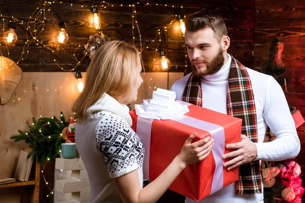 Julpar förälskade. Nytt julkoncept. Kvinna och man ger julklappar till varandra. Härligt par. — Stockfoto