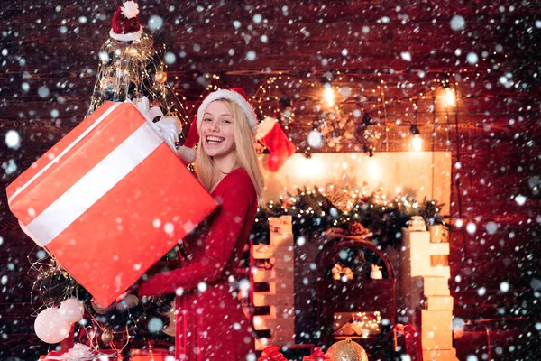 Femme dans la neige. Joyeux Noël et bonne année. Sensuelle fille de Noël avec grand coffret cadeau. Superbe portrait de fille. Belle jeune femme vous souhaite bonne année . — Photo