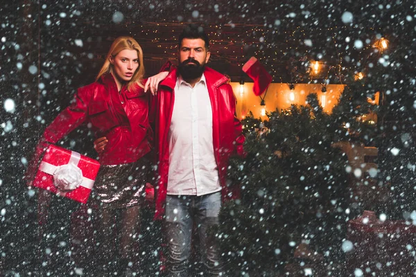 Pareja de Navidad en la nieve. Feliz Navidad y Feliz Año Nuevo. Linda mujer joven y hombre guapo con vestido de Santa. Emociones humanas positivas expresiones faciales. Pareja de Navidad . — Foto de Stock