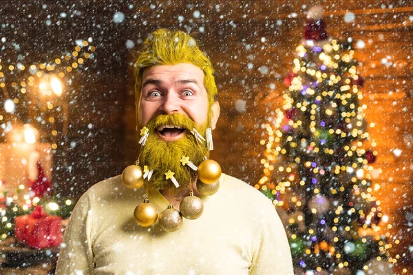 Weihnachtsmann im Schnee. Neues Jahr, Weihnachtskarte. attraktive kaukasische bärtige Hipster. gutaussehender bärtiger Mann. trendy, Shopping-Verkauf und Rabatte. — Stockfoto