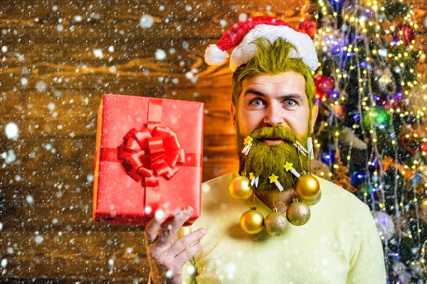 Homem de Natal na neve. Papai Noel em Santa chapéu segurar presente de Natal. Feliz Natal e feliz Ano Novo. Natal pessoas celebração Ano Novo. Home Ambiente de Natal . — Fotografia de Stock