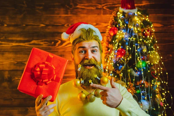 Πρωτοχρονιάτικα. Αστείος Άγιος Βασίλης. Όμορφος άντρας που φοράει χριστουγεννιάτικο φόρεμα. Ευτυχισμένο το νέο έτος. Χαρούμενα Χριστούγεννα και νοέλ. — Φωτογραφία Αρχείου