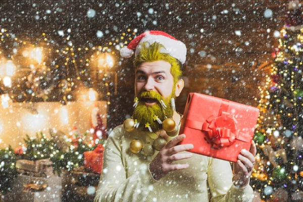 Hombre de Navidad en la nieve. La gente divertida de Navidad celebra el Año Nuevo. Regalos de entrega. Regalo de Santa Claus. Día de Acción de Gracias y Navidad . —  Fotos de Stock