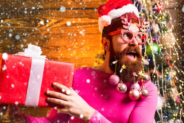 在雪地里的圣诞男人 圣诞节或新年理发店的概念。 有趣的人圣诞节。 圣诞老人爪-长胡子的嬉皮士. — 图库照片