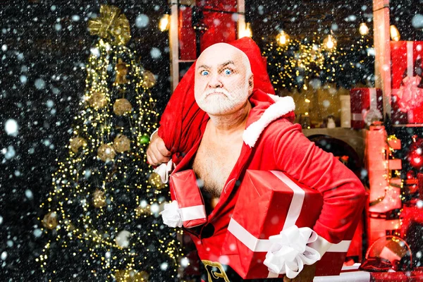 Різдвяний чоловік у снігу. Санта Клаус краде з мішком з надгробками. Дім грабіжника Санта Клауса в масці в будинок. Найкращі ціни на зимові подарунки. Сезонна пропозиція. Різдвяний продаж. — стокове фото