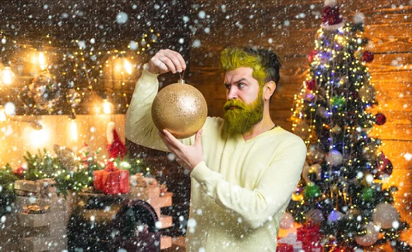 Kerstman in de sneeuw. De Kerstman wenst een vrolijk kerstfeest. Nieuwjaar Kerstconcept. Een man met een baard in een kersttrui. Moderne Kerstman. Grappige wintertijd. — Stockfoto