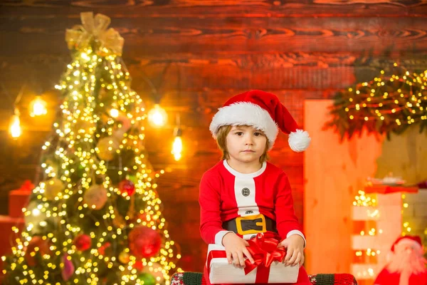 Modeller barn att ha kul med gåva. Nyårsungar. Glad barn dekorera julgran. Julbarn. — Stockfoto