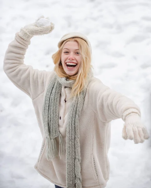 Frohe Winterzeit. Nette verspielte junge Frau im Freien genießt den ersten Schnee. Porträt einer glücklichen Frau im Winter. Fröhliches Mädchen im Freien. — Stockfoto