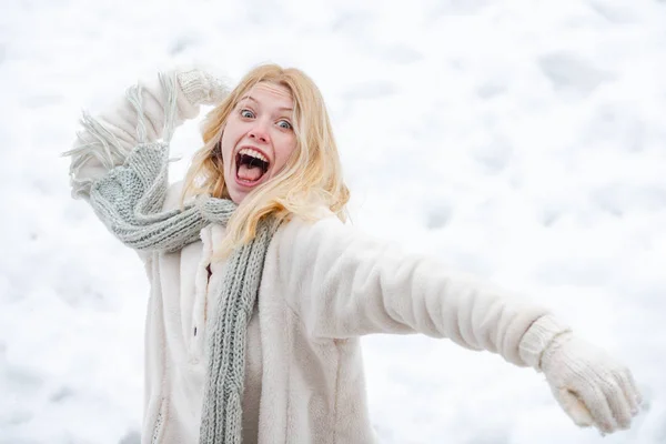 Porträtt av en lycklig kvinna på vintern. Glada flicka utomhus. Snöboll och vinternöje. Söt lekfull ung kvinna utomhus njuter första snön. — Stockfoto