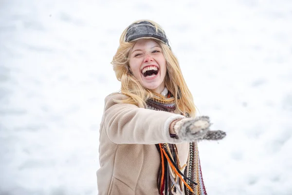Jovem garota animada jogando luta bola de neve. Mulher feliz segura bola de neve nas mãos. Retrato de uma mulher feliz no inverno. Menina alegre ao ar livre. — Fotografia de Stock