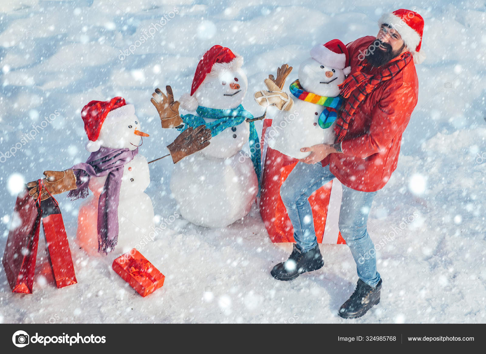 在雪地里的圣诞男人享受大自然的冬天 冬天的人圣诞男子和雪人在白色的雪地背景 在雪地里的圣诞男人享受大自然的冬天 冬天的人圣诞男子和雪人在白色的雪地背景