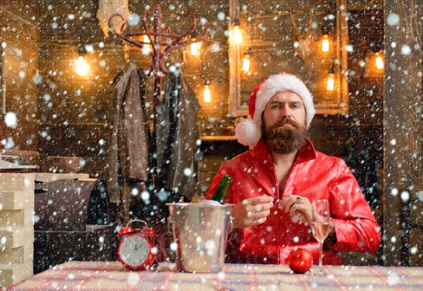 Hombre de Navidad en la nieve. Santa moderna. Retrato de hombre barbudo disfrazado de santa . —  Fotos de Stock