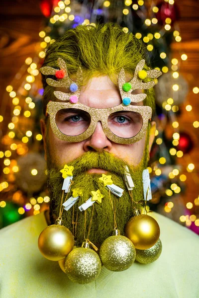 День подяки і Різдво. Портрет жорстокого дорослого Санта Клауса. Скорбота з боблом. Санта в перукарні. Різдвяний стиль для сучасного Санти.. — стокове фото