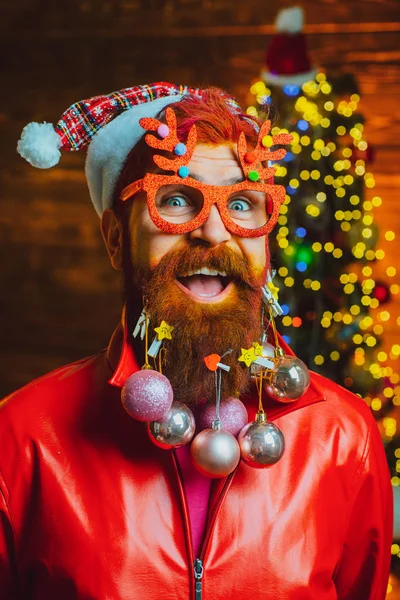 Nieuwjaarsfeest. Grappig Santa winterportret. Kerstvoorbereiding - Kerstman viert nieuwjaar. — Stockfoto