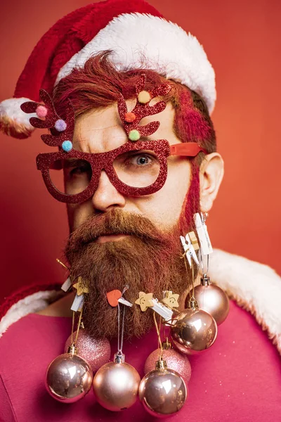 Nieuwjaar, kerstkaart. Santa portret voor banner of begroeting poster. Baard gekke Kerstman die naar de camera kijkt. Kerstman wenst een vrolijk kerstfeest. Gift emoties. — Stockfoto