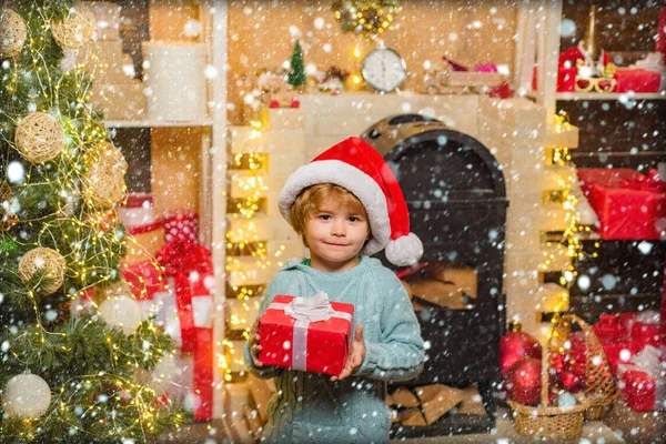 Χριστουγεννιάτικα παιδιά στο χιόνι. Καλά Χριστούγεννα και καλές γιορτές. Χριστουγεννιάτικα παιδιά. Ευτυχισμένο παιδί με Χριστουγεννιάτικο κουτί δώρου. Αρχική Χριστουγεννιάτικη ατμόσφαιρα. — Φωτογραφία Αρχείου