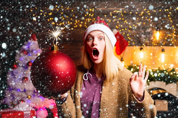 大雪中的女人 家里的圣诞气氛。 圣诞节的准备工作 新年礼物。 面部表情。 圣诞节的女人拿着炸弹 创意热潮。 轰炸情绪. — 图库照片