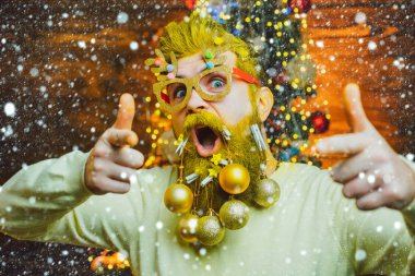 Kardaki komik Noel Baba. Noel hazırlığı. Yeni yılı kutlayan adam. Yeni yıl kıyafetleri. Noel tatili ve yeni yıl teması. Mutlu kış zamanları..