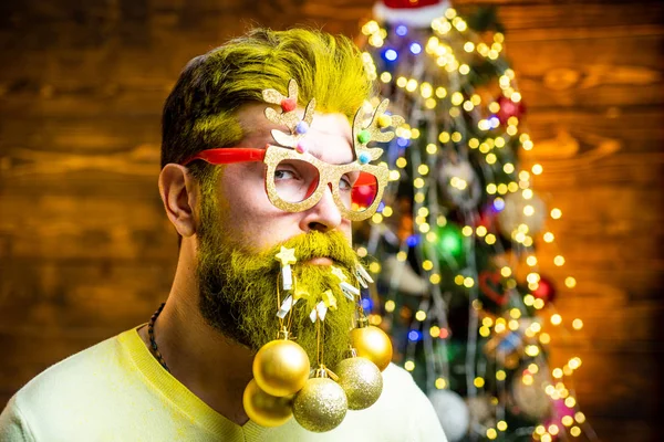 Fashion portret van knappe man binnen met kerstboom. Nieuwjaar Kerstconcept. — Stockfoto