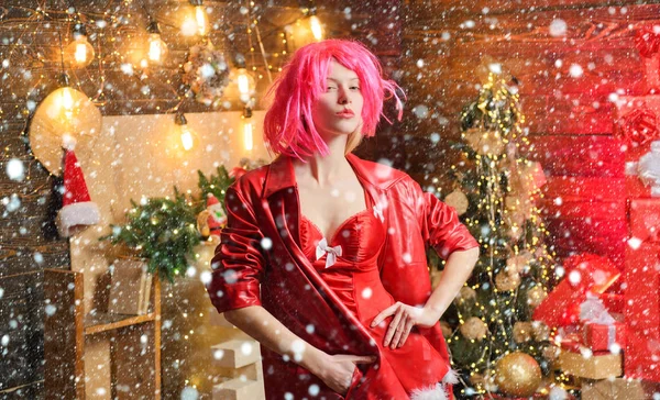 Menina da moda sexy comemorar o ano novo e Feliz Natal. Roupa vermelha Natal. Rapariga na neve. Celebração de Natal. Menina jaqueta de couro peruca rosa em casa perto da árvore de Natal. Amor paz e alegria para — Fotografia de Stock