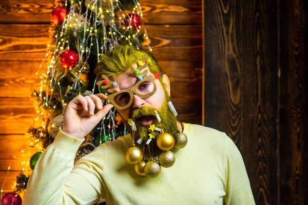 Gelukkige wintertijd. Kerstman winterportret. Fashion portret van knappe man binnen met kerstboom. Grappige Kerstman. — Stockfoto