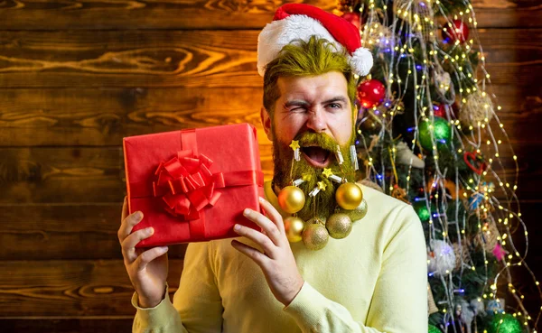 Año Nuevo, tarjeta de Navidad. Retrato de Santa para pancarta o cartel de saludo. Moda, venta de compras y descuentos. —  Fotos de Stock