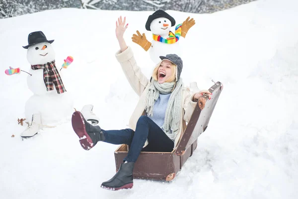 Concepto de viaje de invierno. Planificación de vacaciones de invierno. Feliz hombre de nieve sonriente y chica de invierno en el día de invierno soleado . — Foto de Stock