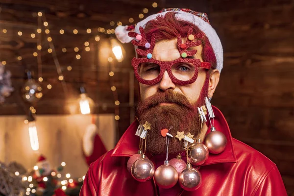 Feliz Natal e feliz Ano Novo. Homem barbudo se divertindo perto da árvore de Natal dentro de casa. Retrato de inverno de Santa. Preparação de Natal - Santa celebrando Ano Novo. — Fotografia de Stock