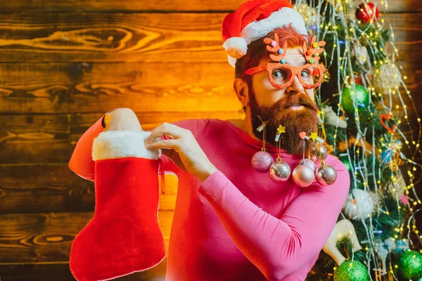 有趣的人圣诞节。 圣诞老人爪-长胡子的嬉皮士. — 图库照片