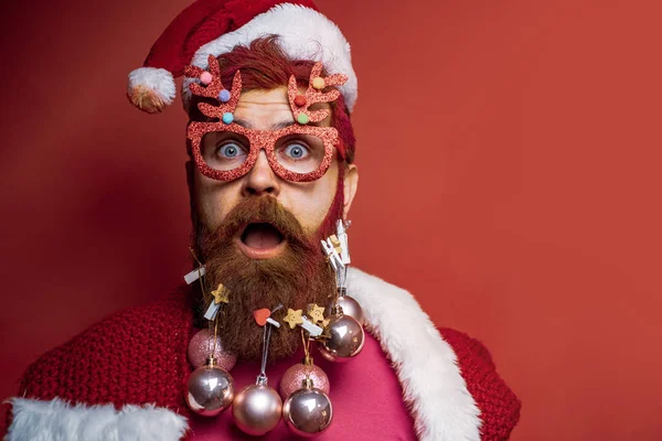 Concepto de barbería de Navidad o Año Nuevo. La gente divertida navidad. Santa Claus - hipster barbudo . —  Fotos de Stock