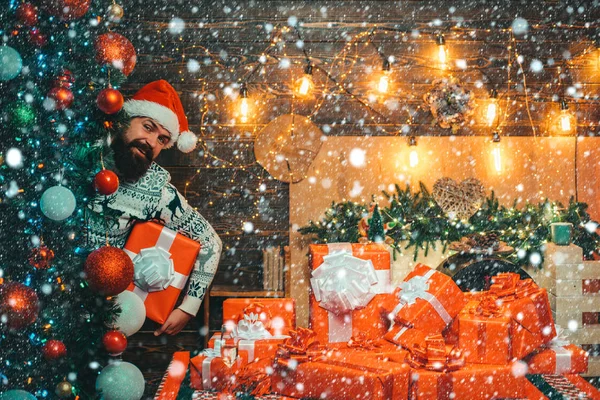 Uomo nella neve. Babbo Natale moderno barbuto in maglione lavorato a maglia. Regalo di Capodanno. Regalo regalo di Babbo Natale. Ritratto di un Babbo Natale maturo brutale . — Foto Stock