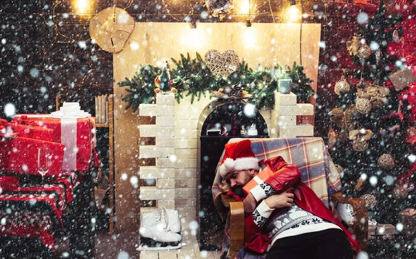 雪の中の男クリスマスお祝いの休日新年会。サンタドランク. — ストック写真