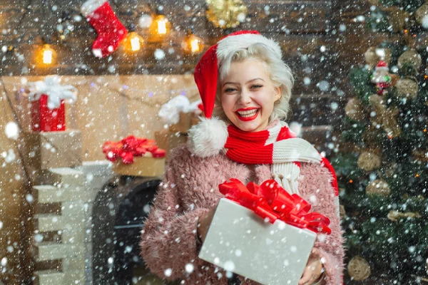 Девушка в снегу. Улыбающаяся женщина украшает елку дома. Зимние праздники и люди концепция. Реакция эмоций зимней ночи. Смешная девушка в костюме Санта-Клауса . — стоковое фото