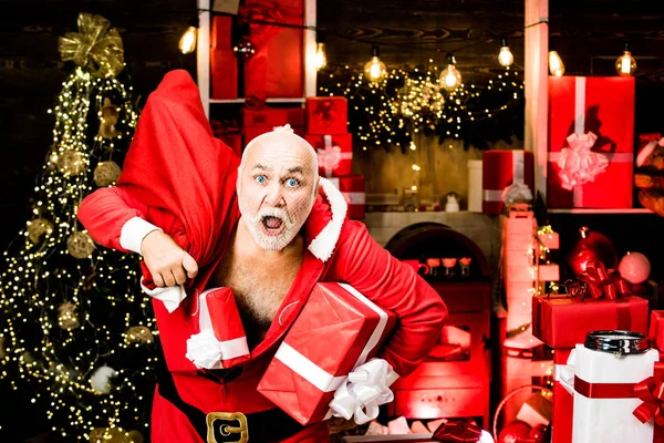 Babbo Natale cattivo con borse - ladro o ladro concetto. Vacanze all'insegna del divertimento. Babbo Natale con regali. I migliori prezzi per i regali invernali . — Foto Stock