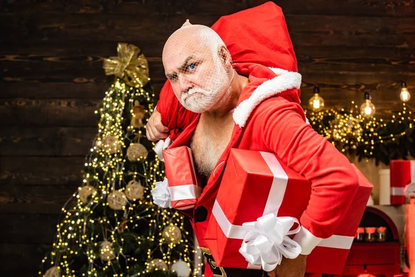 Ladrão Papai Noel com saco no fundo do Natal. O ladrão roubou prendas de anos novos. Segurança de Natal de assaltantes e segurança doméstica . — Fotografia de Stock